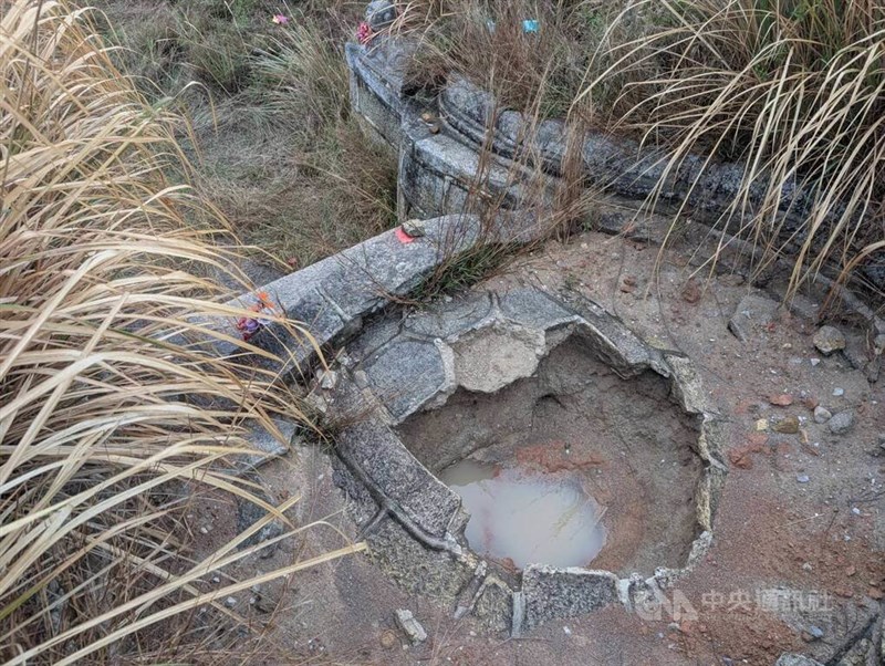 何者かによって破壊されたとみられる金門県定古跡の陳顕墓＝2026年4月6日、中央社記者呉玟嶸撮影