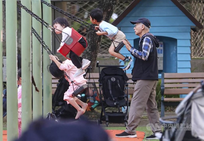 台北市の大安森林公園で遊ぶ市民＝中央社資料写真