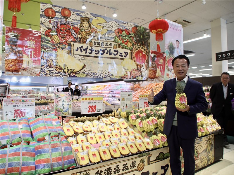 青森県内のスーパーで嘉義県産パイナップルのトップセールスを行う翁章梁県長＝4月10日、青森県三沢市（嘉義県政府提供）