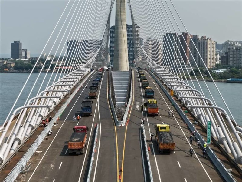 5月12日に開通予定の淡江大橋で実施された荷重試験=公路局提供