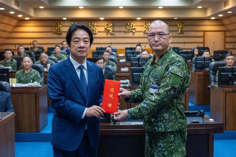 国軍の統合作戦指揮センターを訪問した頼清徳総統（手前左）＝4月14日（頼氏のフェイスブックから）