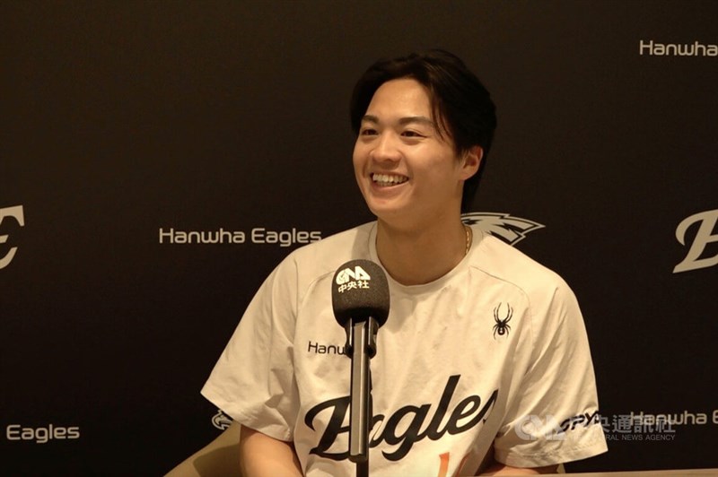 中央社のインタビューに応じたハンファイーグルスの王彦程＝4月14日、韓国・大田