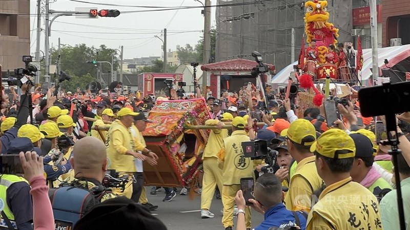 信徒に担がれるみこし＝中央社記者姜宜菁撮影