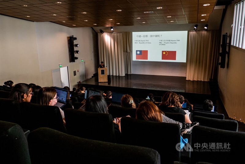 フランスの国立東洋言語文化学院で開かれた「台湾史の学び直し」講座の様子＝4月9日、パリ