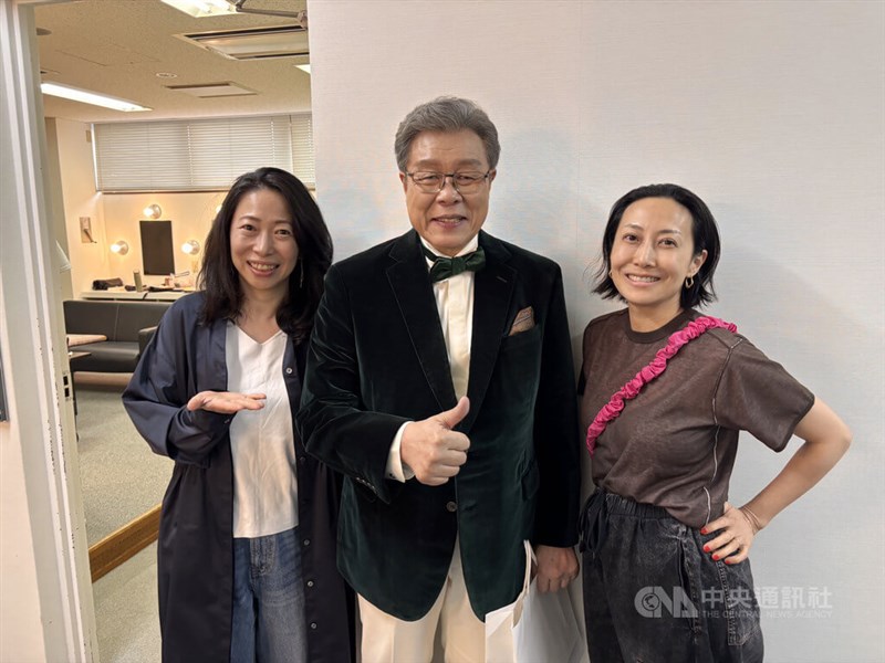 左から一青妙、ヤン・リエ、一青窈＝4月12日、千葉県