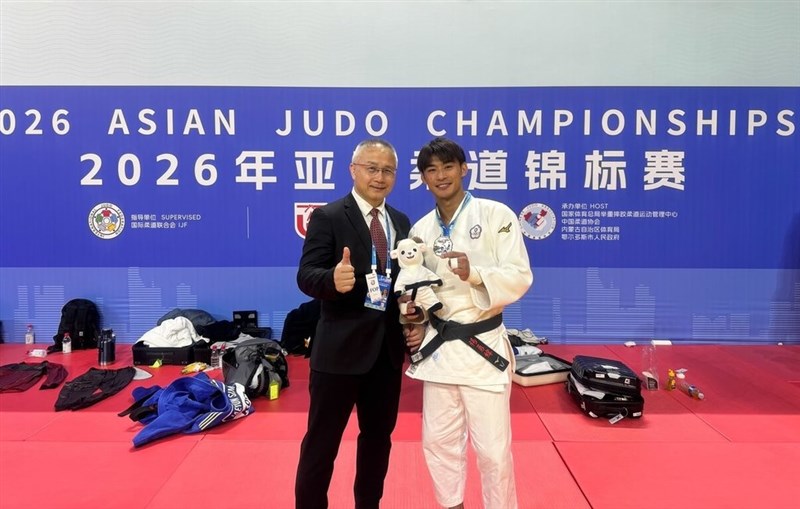 アジア柔道選手権で3年連続銀メダルの楊勇緯（右）。左はコーチの劉文等氏＝4月16日、中国・オルドス（劉氏提供）