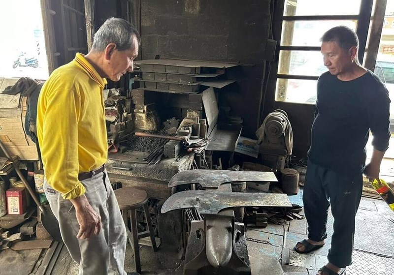 呉正一さん（左）と製作中の関刀＝呉艶梅さん提供