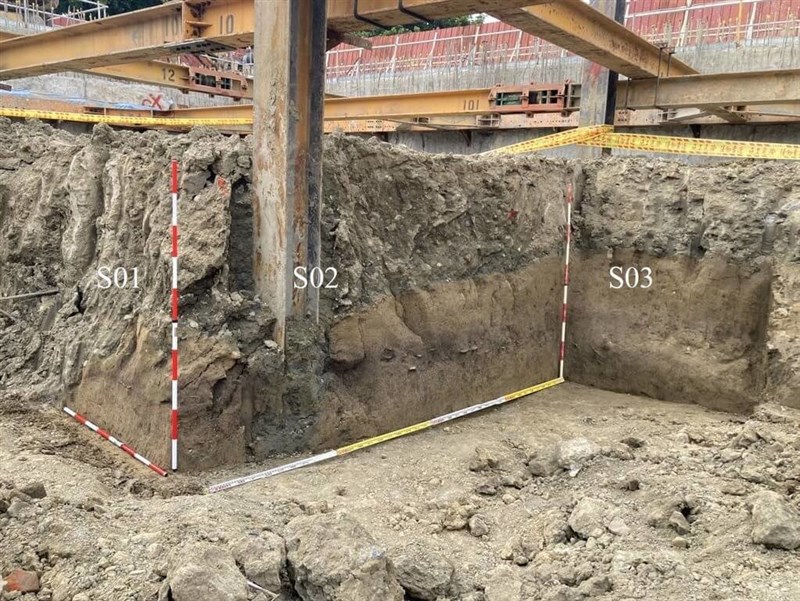 台南市内の病院の建設現場で見つかった大湖文化（約1800～3300年前）のものとみられる遺物（台南市政府提供）