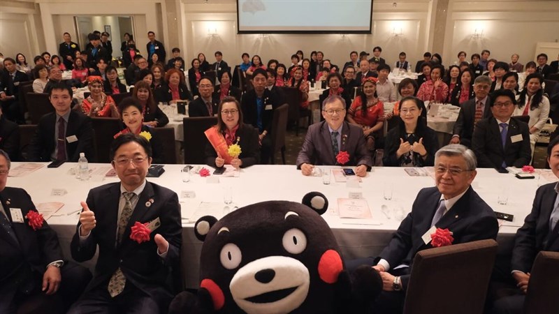 「台湾国際美食創新交流協会」熊本分会の関連イベントに出席した木村敬熊本県知事（前列左）、同分会の銭妙玲初代会長（2列目左から3人目）、駐日代表処農業組のの王清要組長（2列目左から4人目）＝4月17日、熊本県菊陽町（熊本分会提供）