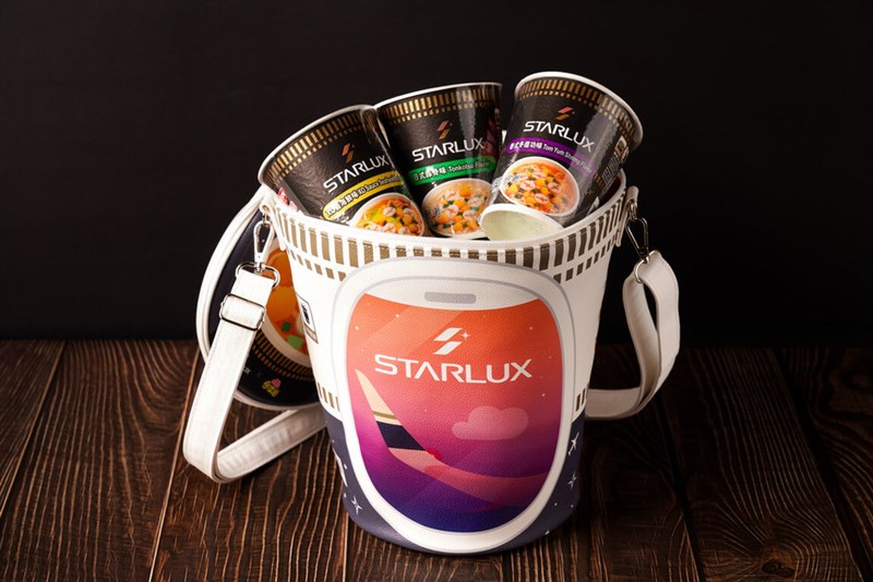スターラックス（星宇）航空と日清食品がコラボレーションした商品「巨大カップ麺バッグ」＝星宇航空提供