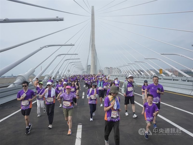 来月の開通を控えた淡江大橋で開かれたランイベントで、橋を走る参加者たち＝2026年4月18日、中央社記者徐肇昌撮影