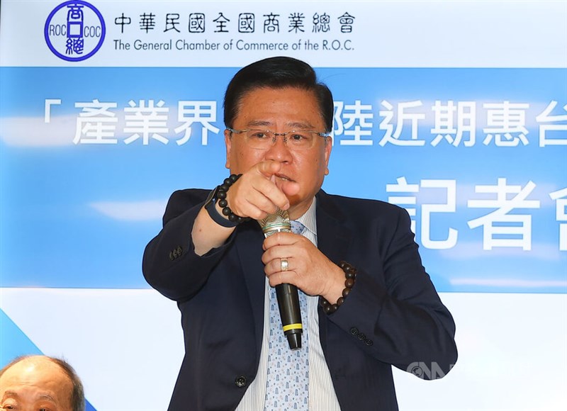 記者会見に出席する全国商業総会の許舒博理事長＝台北で2026年4月20日、中央社記者謝佳璋撮影