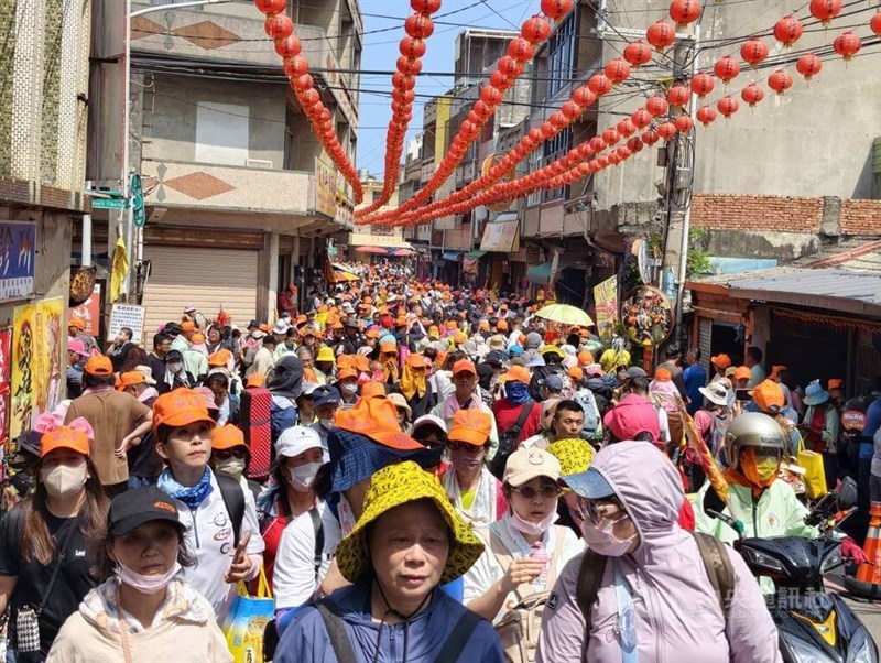 白沙屯拱天宮周辺を埋め尽くす信者＝4月20日、苗栗県