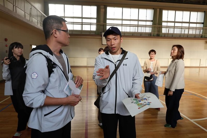 台湾代表のサポート拠点が設置される旧名古屋市立御園小学校を視察する李洋・運動部長（手前右）＝4月20日、名古屋市（中華オリンピック委員会提供）