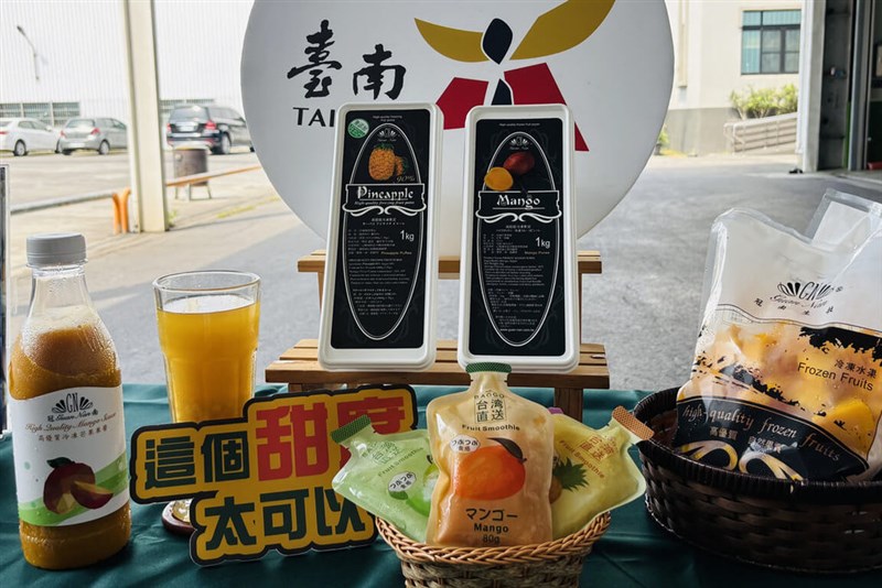 台南産のマンゴーを使った各種商品＝4月21日、台南市（同市農業局提供）