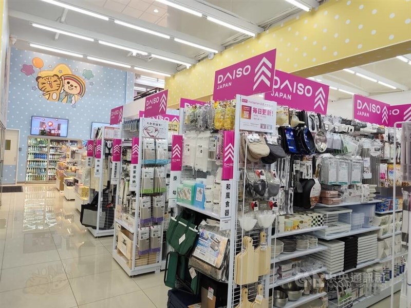 20日にプレオープンした台湾セブン-イレブンの複合型店舗「fresh 青塘店」では「ダイソー」の商品を取り扱う＝2026年4月20日、中央社記者何秀玲撮影