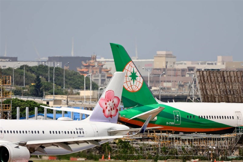 チャイナエアライン（左）とエバー航空の航空機（資料）