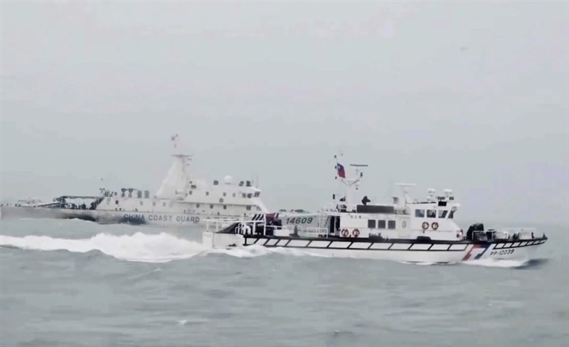 金門周辺海域に進入した中国海警船（奥）に対応する海巡署の巡視艇＝海洋委員会海巡署金馬澎分署提供