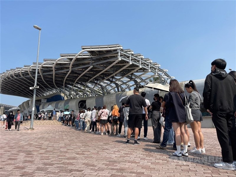 高雄市のナショナルスタジアムで開催されるコンサートのグッズを買うために並ぶ人々（中央社資料写真）