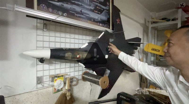 眼鏡店の地下室の壁や天井にも模型や洪さんが撮影した戦闘機の写真が飾られている＝4月中旬、彰化県