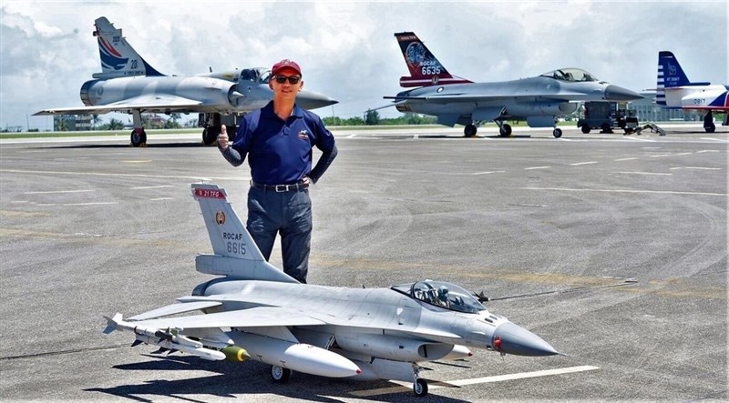 ラジコン戦闘機の性能をより良くし、外観の再現度を高めるため、空軍基地で開かれる航空機のデモンストレーションイベントによく参加するという洪さん（本人提供）