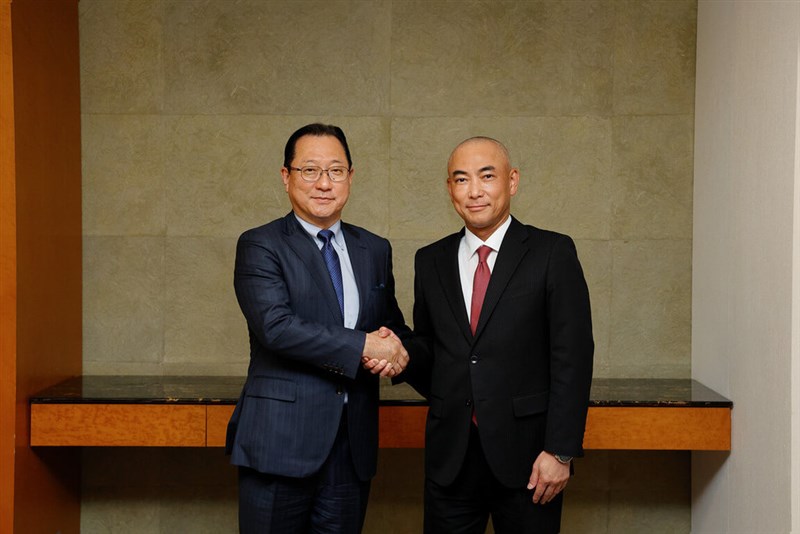 握手を交わす三菱電機モビリティの田中和徳社長（右）と鴻海でEV事業を担当する関潤氏（鴻海提供）