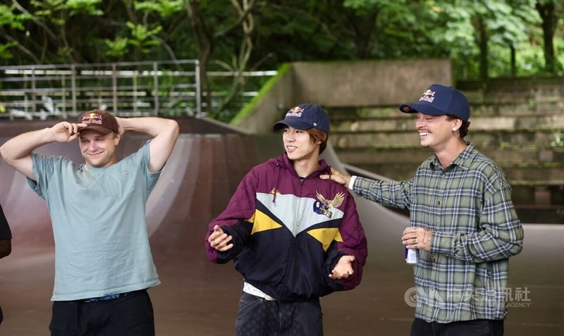 台北でのイベント参加のため訪台した堀米雄斗さん（中央）＝2026年4月26日、中央社記者王飛華撮影