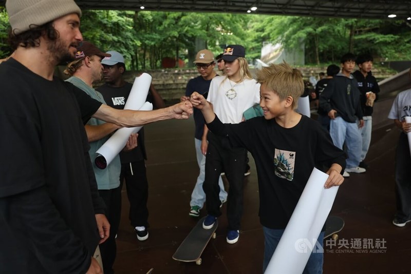 外国人選手と交流するスケートボードアジア選手権男子ジュニアストリートで銀メダルに輝いた台湾の葉子陽さん（手前右）＝2026年4月26日、中央社記者王飛華撮影