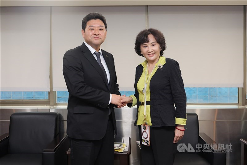 握手を交わす松尾有嗣平戸市長（左）と中央社の胡婉玲社長（右）＝2026年4月27日、中央社記者翁睿坤撮影