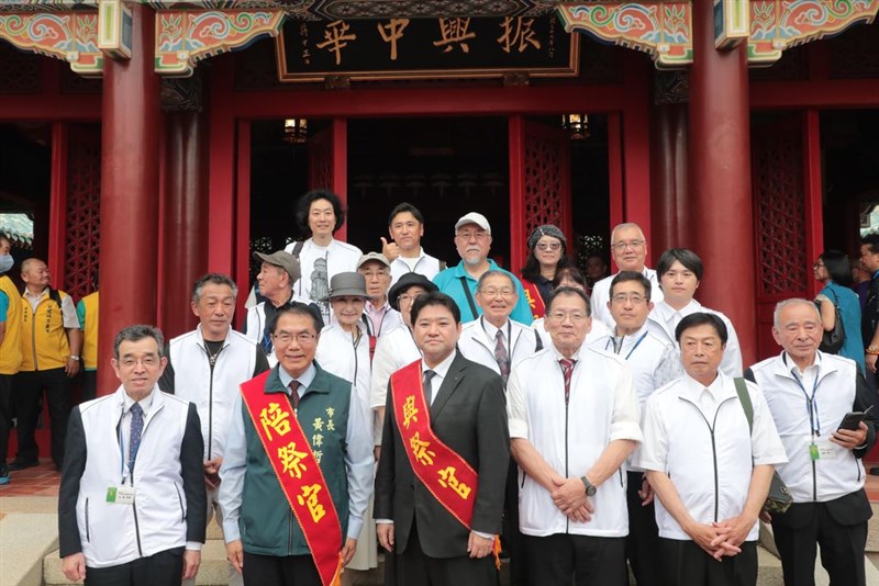鄭成功の台湾上陸365年を記念する祭典に参加した平戸市の親善訪問団。前列左から3人目は松尾有嗣市長、同2人目は台南市の黄偉哲市長＝4月29日、台南市（同市政府提供）