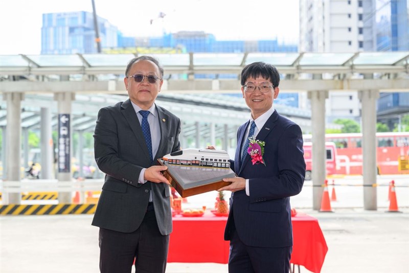 ホームドア工事の起工式に出席した台湾高速鉄道の史哲会長（左）とパナソニック台湾の黄政成会長＝4月28日、新竹県（台湾高速鉄道提供）
