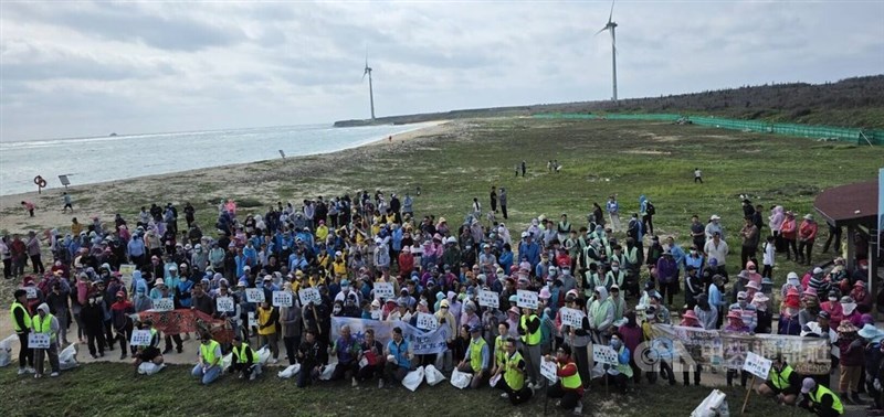 澎湖県竜門ビーチで行われた県政府主催の清掃イベントの参加者ら＝2026年5月1日撮影