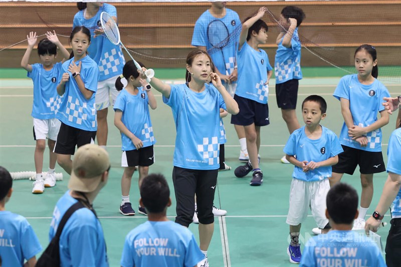 台湾の小学生たちと交流する奥原希望さん＝5月1日、台北市