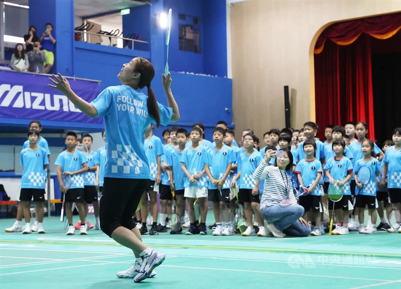 スポーツメーカー主催の講習会イベントでバドミントンの打ち方を見せる奥原希望さん＝5月1日、台北市