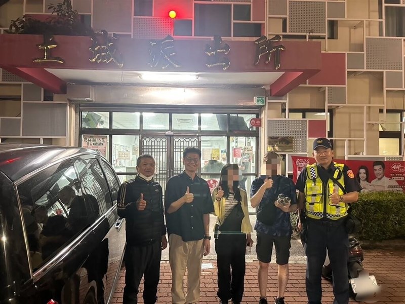 警察によって保護された日本人女性（右から3人目）、ポルトガル人男性（同2人目）＝4月30日、台南市（同市警察局提供）