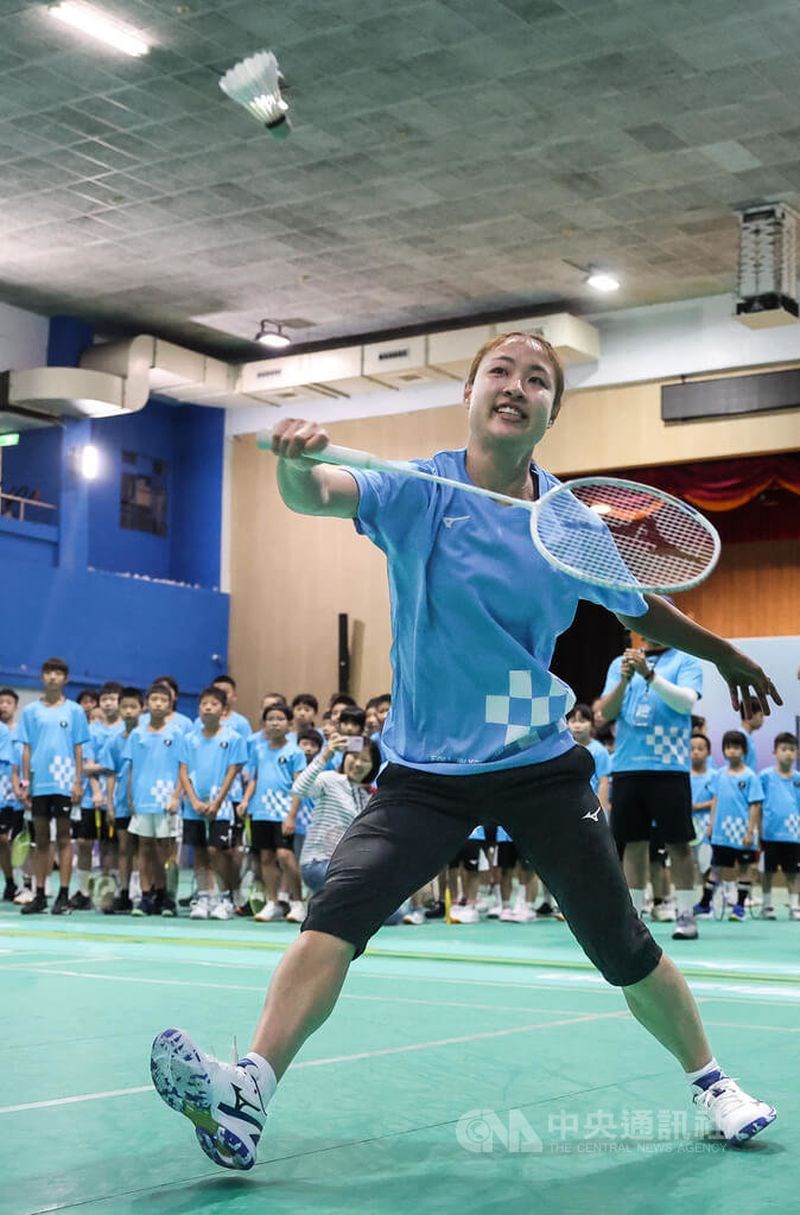 スポーツメーカー主催の講習会イベントに参加した奥原希望さん＝5月1日、台北市
