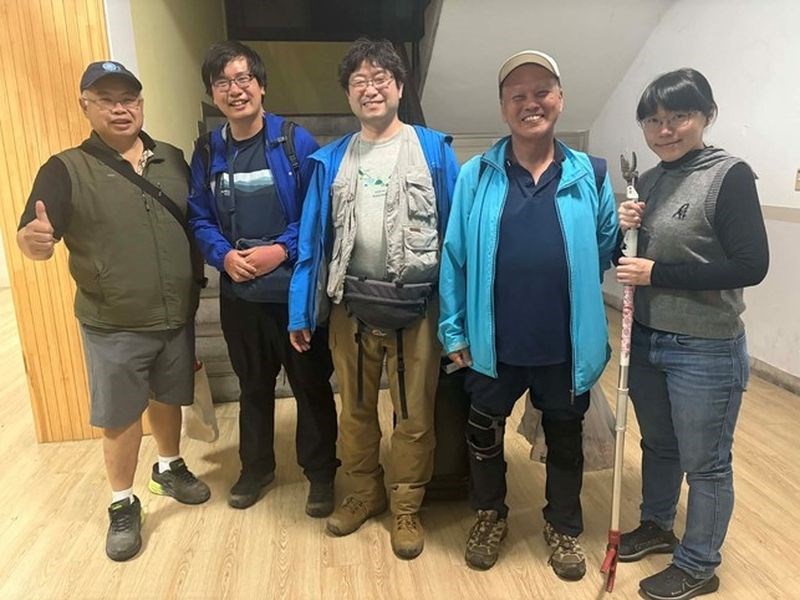コウトウキシタアゲハの個体数回復を目指す台湾師範大学生命科学科の徐堉峰教授（右から2人目）。中央は東京大学総合研究博物館の矢後勝也講師（台湾師範大学提供）