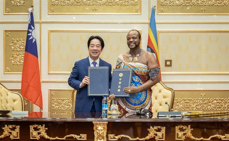 エスワティニを訪問中の頼清徳総統（左）。国王ムスワティ3世と会談し、共同声明に署名した＝総統府提供