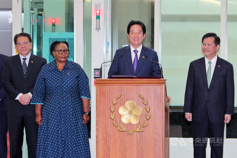 アフリカ南部・エスワティニのドラドラ副首相（左2）と、同国訪問を終え帰国した頼清徳総統（右2）＝2026年5月5日、中央社記者呉睿騏撮影