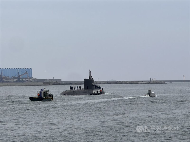 国産潜水艦「海鯤」（中央）と軍用無人水上艇「エンデバー・マンタ」（奮進魔鬼魚、右）＝2026年5月5日、中央社記者林巧璉撮影