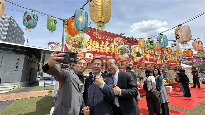 熊本市で開かれた「台湾祭 in KUMAMOTO」会場で記念撮影に応じる黄偉哲台南市長（左2）＝台南市政府提供