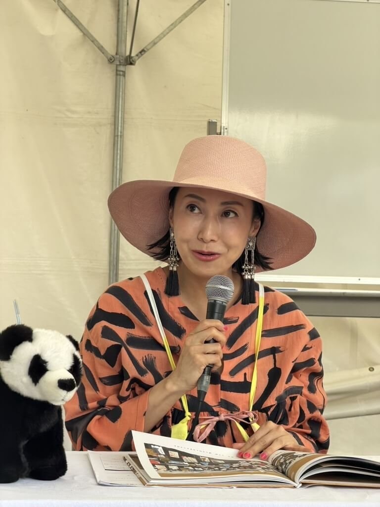 「上野の森　親子ブックフェスタ」で4日、自身が翻訳を手掛けた台湾絵本「HOME」を朗読する歌手の一青窈さん＝台湾文化センター提供