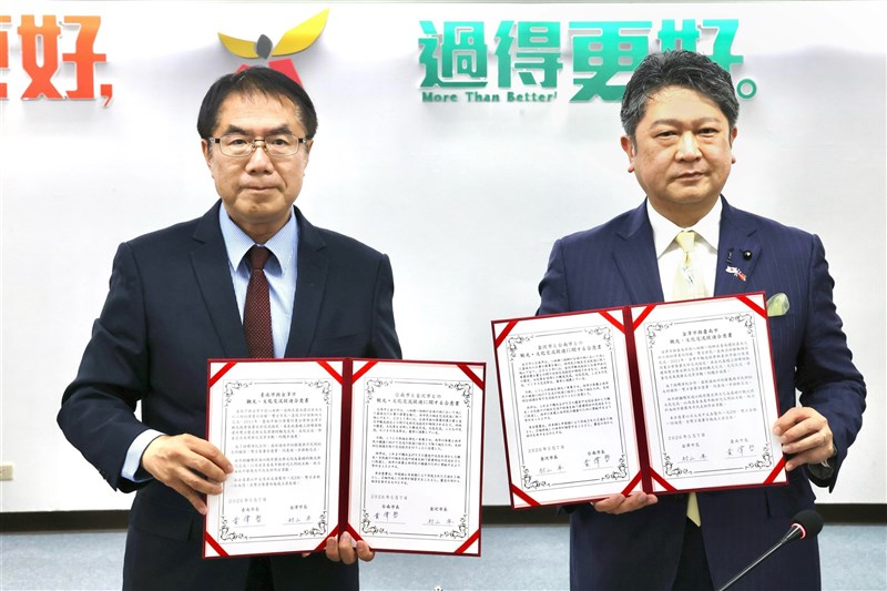南部・台南市は7日、石川県金沢市と観光・文化交流促進に関する合意書を締結した。左から黄偉哲台南市長、村山卓金沢市長＝台南市政府提供