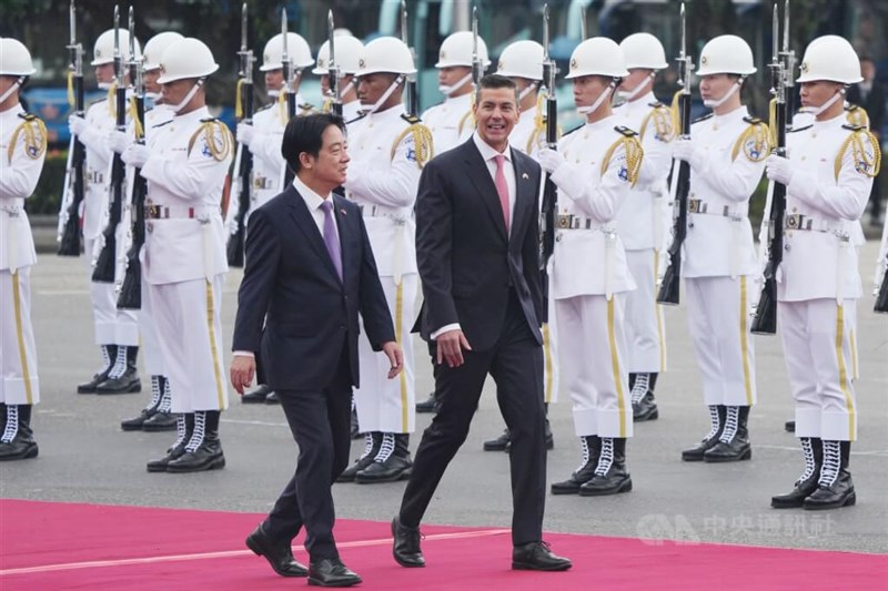 総統府前広場でパラグアイのペニャ大統領（手前右）を歓迎する栄誉礼が行われた＝5月8日、台北市