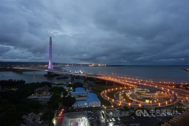12日に正式に開通する淡江大橋＝5月9日、新北市