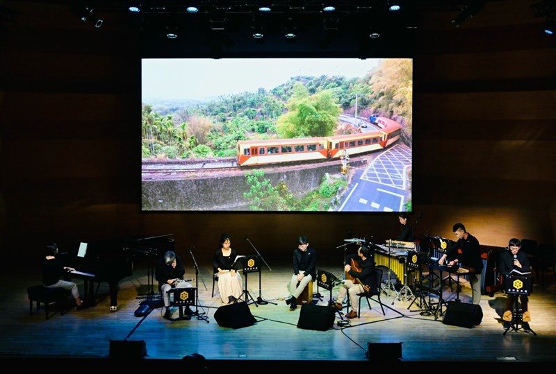 演奏会では、楽曲「2421嘉頌廻声」に合わせて制作された映像作品も同時に上映され、観客は視覚と聴覚で阿里山鉄道や南部・嘉義屈指の景勝地、阿里山の魅力を楽しんだ＝5月8日、台北市（林業・自然保育署提供）