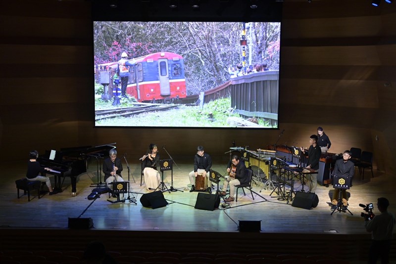 演奏会では、楽曲「2421嘉頌廻声」に合わせて制作された映像作品も同時に上映され、観客は視覚と聴覚で阿里山鉄道や南部・嘉義屈指の景勝地、阿里山の魅力を楽しんだ＝5月8日、台北市（林業・自然保育署提供）