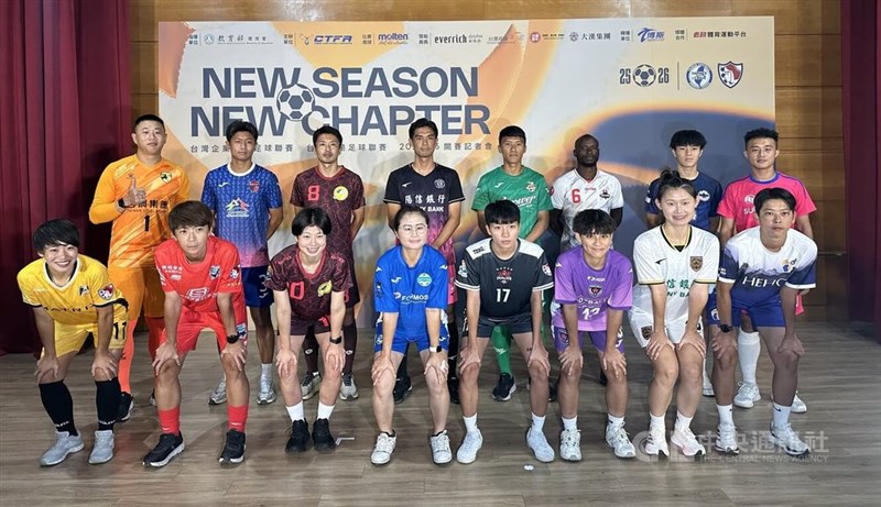 ムーランリーグと台湾社会人甲級サッカーリーグ（男子）のシーズン開幕合同記者会見に出席した若林選手（前列左から1番目）＝2025年7月、中央社記者黎建忠撮影