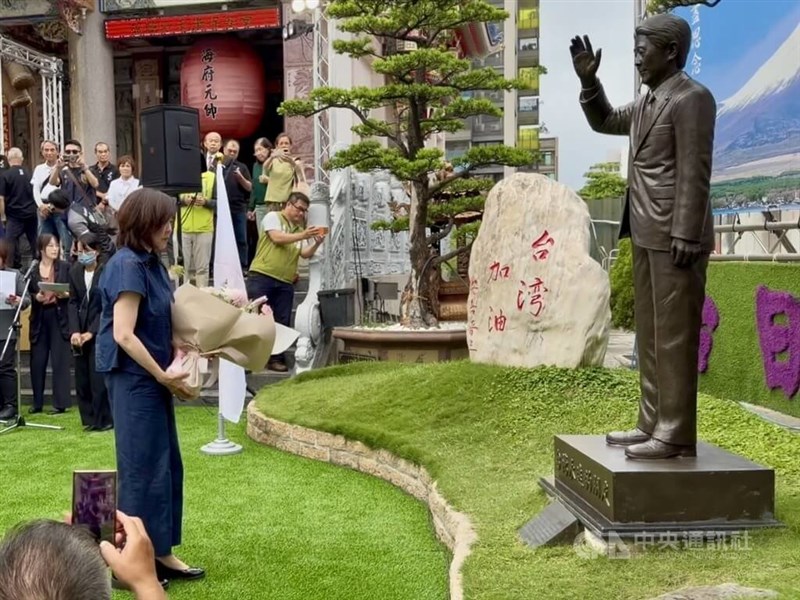 故安倍晋三元首相の銅像に献花する昭恵さん＝2026年5月9日、中央社記者張已廉撮影