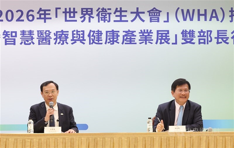 第79回世界保健機関（WHO）総会は18日から6日間の日程でスイス・ジュネーブで開かれる。石崇良（せきすうりょう）衛生福利部長（保健相、左）は11日の記者会見で、台湾は現時点で正式な招待状をまだ受け取っていないと説明し、総会期間中に代表団を率いて現地を訪問し、関連のフォーラムを開催する方針を明らかにした。会見には林佳竜（りんかりゅう）外交部長（外相、右）も出席した＝中央社記者趙世勲撮影